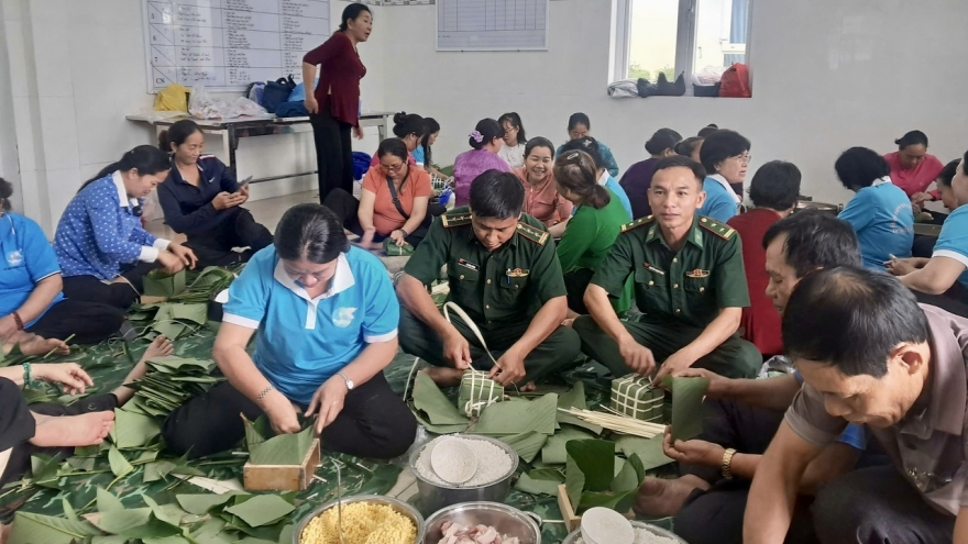 Bộ đội biên phòng gói 400 chiếc bánh chưng tặng bà con vùng biên đón Tết