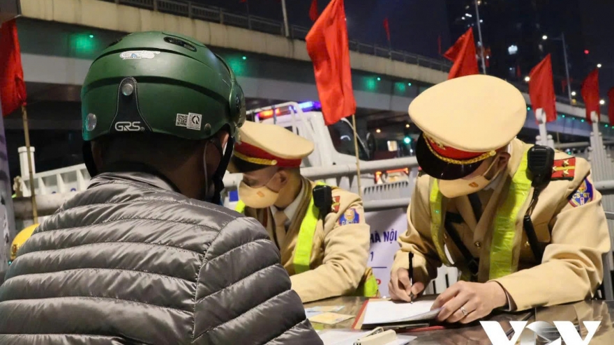 Cảnh sát giao thông bám đường, bám chốt, không để "rượu lái"