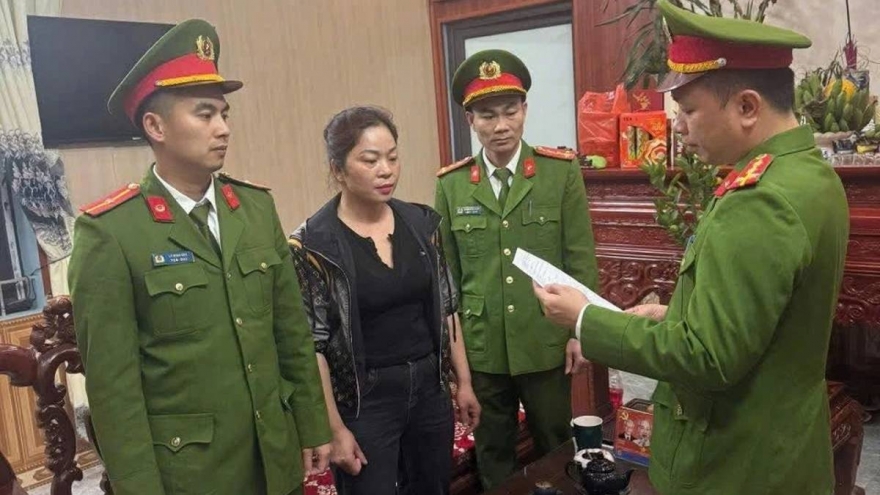 Người phụ nữ ép tài xế nộp tiền đỗ xe ở đền bà chúa Then bị tạm giữ