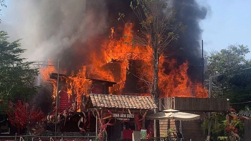 Cháy lớn quán cà phê ở TP.HCM, nhiều tài sản bị thiêu rụi