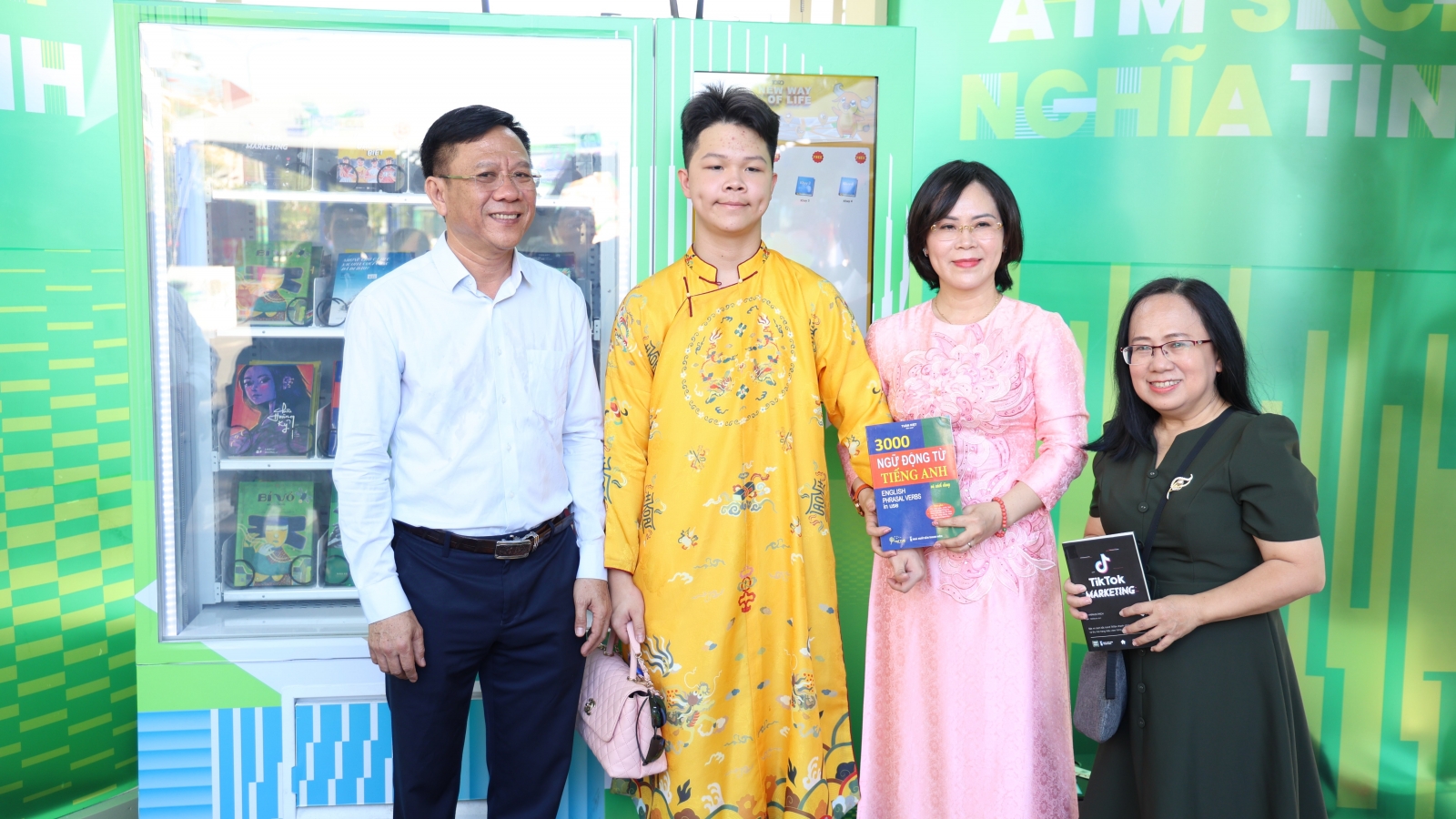 Người dân và du khách bất ngờ khi được “lì xì sách” ở TP.HCM