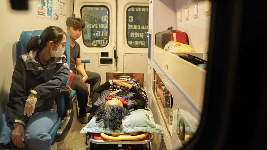 Xe cấp cứu chạy đua với thời gian giữa dòng xe ùn tắc giờ cao điểm ngày giáp Tết