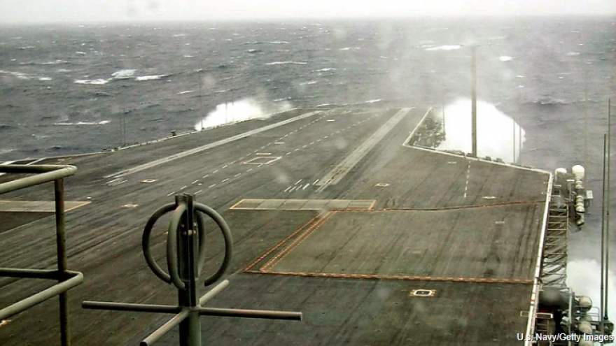 Cách tàu sân bay bảo vệ phi đội khi đối mặt cuồng phong trên biển