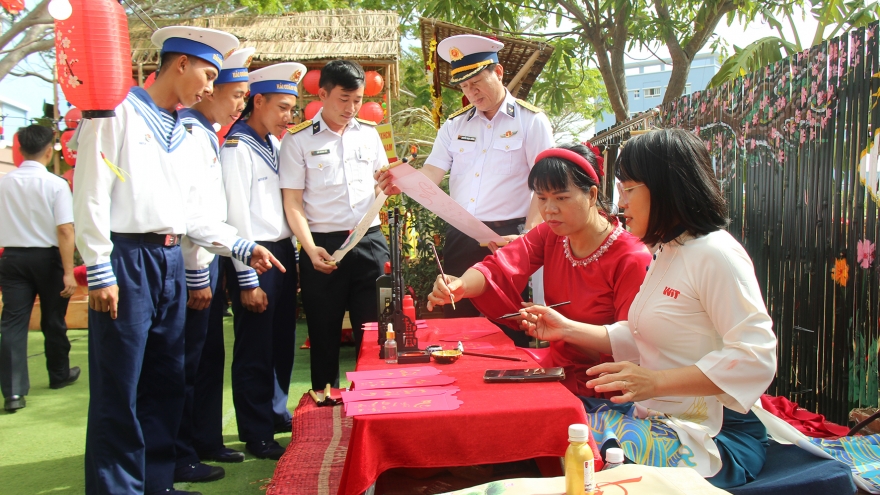 Hải quân tổ chức chuỗi hoạt động “Xuân chung tay giữ biển, Tết thắm tình quân dân"