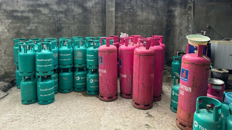 Hàng trăm bình gas bị phát hiện trong vụ san chiết trái phép