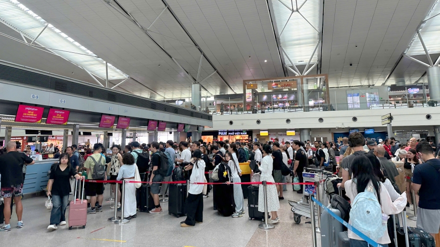 Cửa ngõ phía Tây TP.HCM ùn ứ, sân bay nhà ga đông đúc