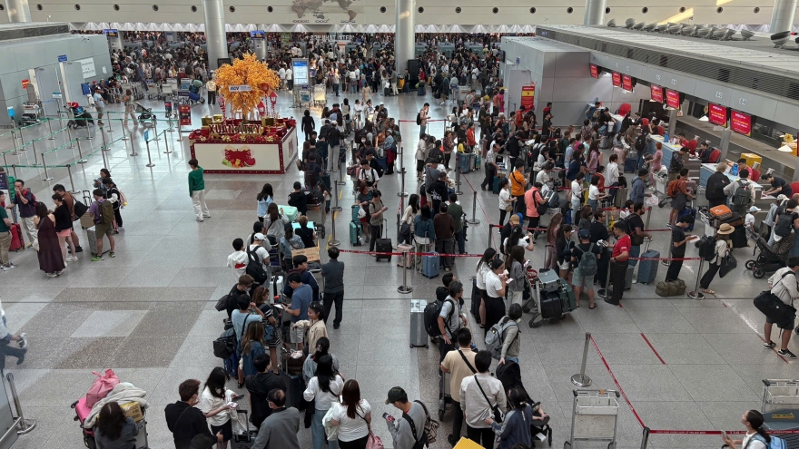 Giao thông cao điểm Tết, hành khách tại TP.HCM đi lại cần lưu ý gì?