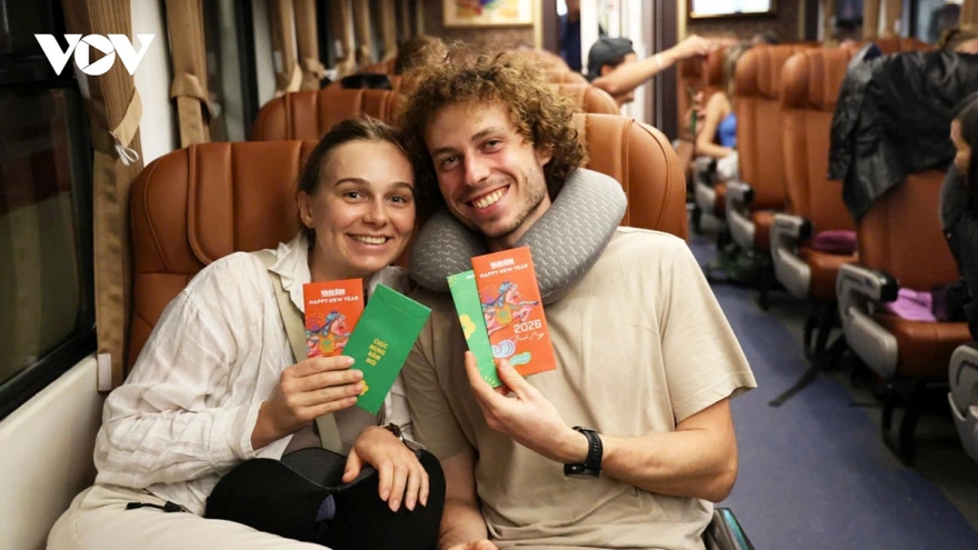 Happiness Train rolls through Lunar New Year’s Eve, carrying reunion hopes