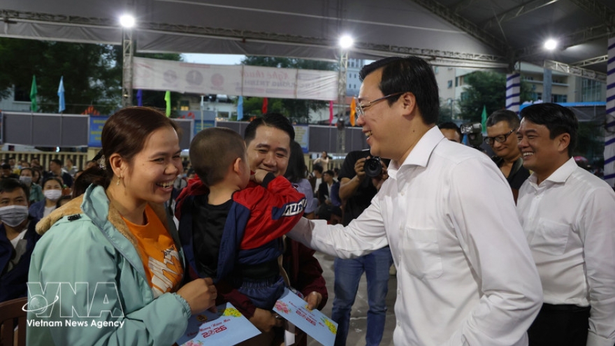 HCM City: 5,000 workers return to their hometowns for Tet with free bus tickets