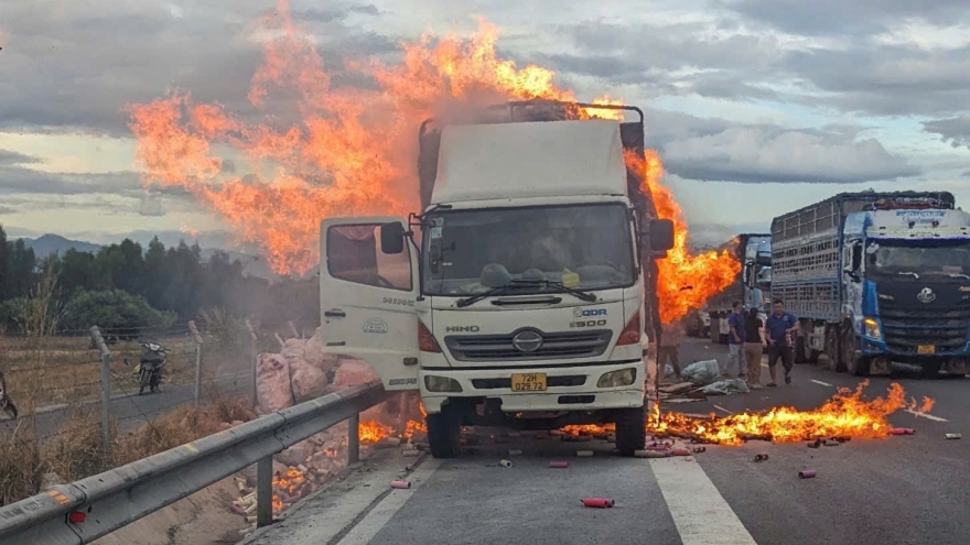 Khói lửa bao trùm xe tải trên cao tốc Vĩnh Hảo - Phan Thiết