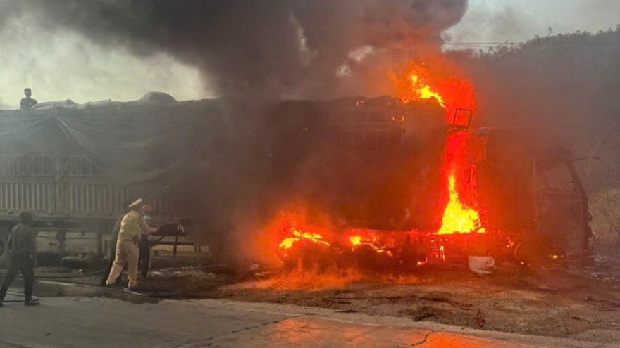 Cháy xe đầu kéo trên đường Hồ Chí Minh, đoạn qua tỉnh Quảng Ngãi