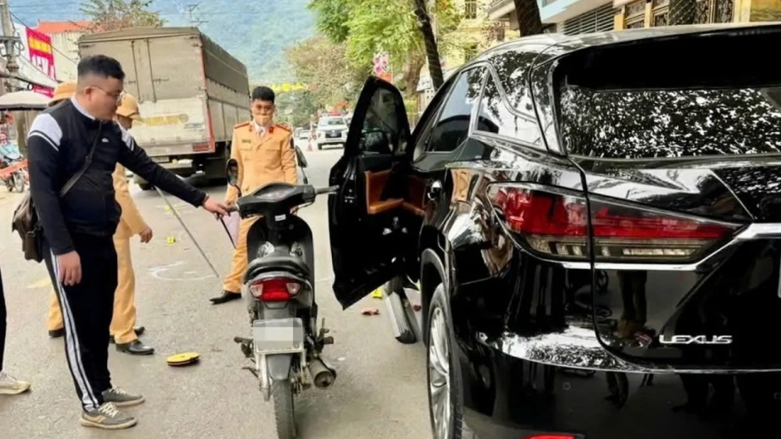 Khởi tố tài xế Lexus mở cửa xe gây tai nạn, khiến cháu bé 5 tuổi tử vong