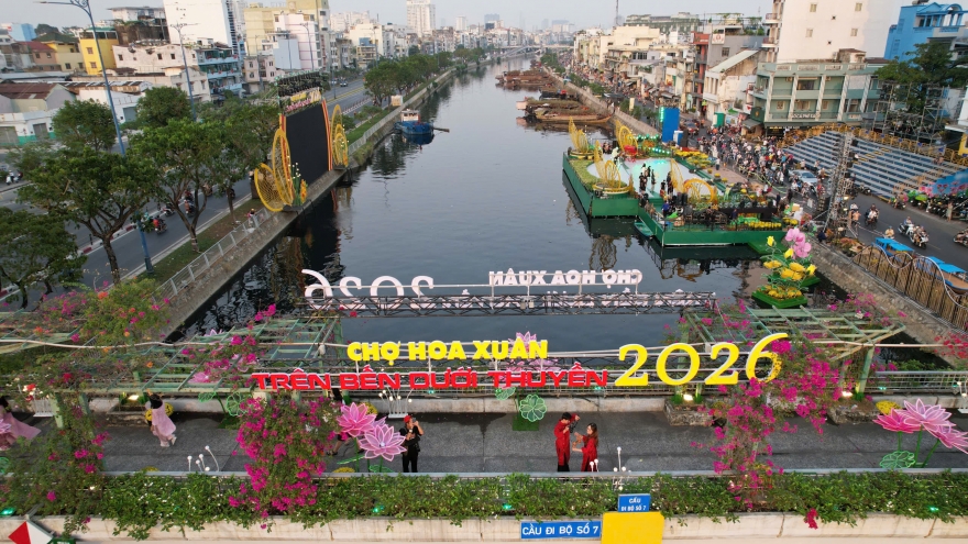 Chợ hoa “Trên bến dưới thuyền” ở TP.HCM tấp nập những ngày cận Tết