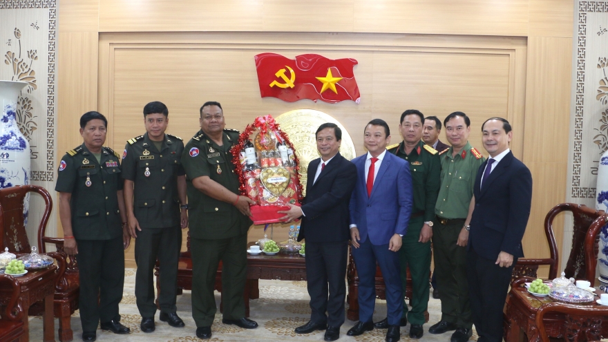 Đại diện quân đội Hoàng gia Campuchia thăm, chúc Tết tỉnh Gia Lai