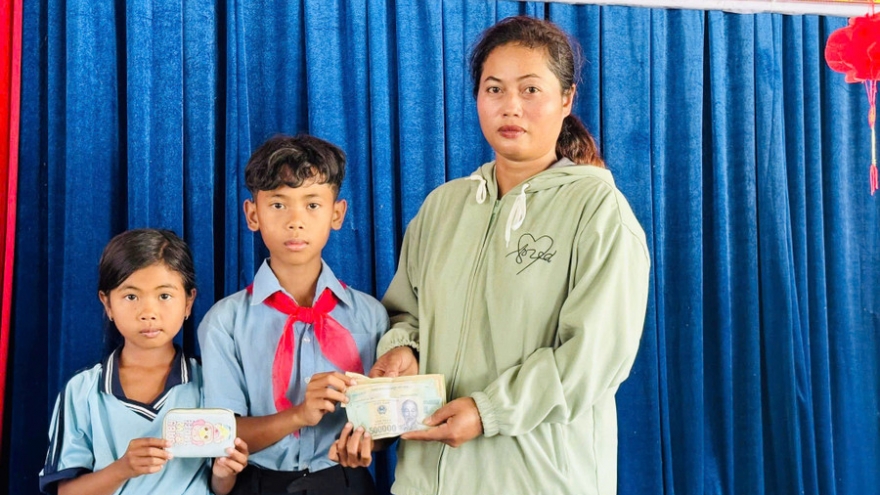 Nhặt được tiền rơi, hai học sinh ở Gia Lai tìm người trả lại