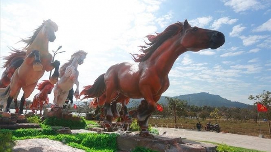 Horse mascot leaves strong impression at spring fair