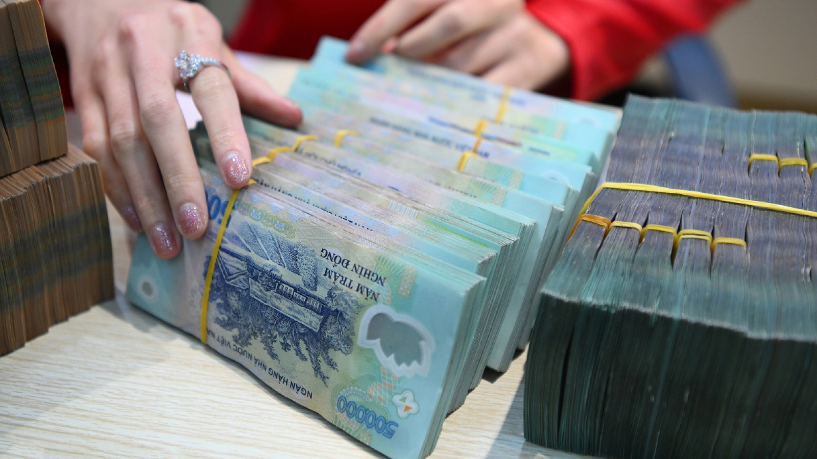 Khi nào áp dụng mức tăng lương cơ sở mới cho cán bộ công chức, viên chức?
