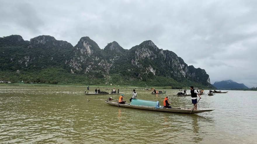 Khẩn trương hỗ trợ thân nhân người mất tích trong vụ lật thuyền trên sông Gianh