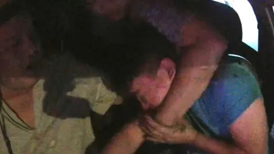 Tạm giữ đối tượng kẹp cổ, hành hung tài xế taxi