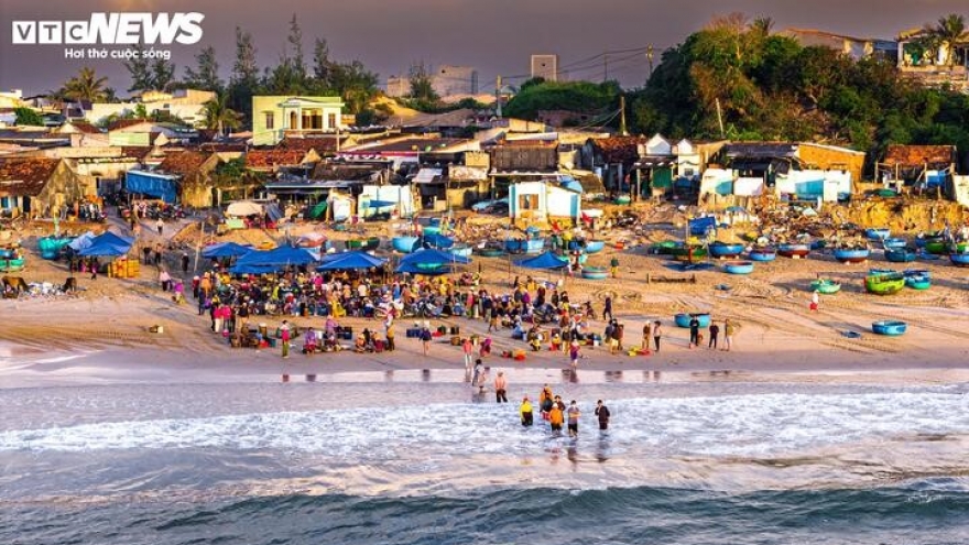 Làng chài Gia Lai hồi sinh sau bão lịch sử, buôn bán tấp nập bên sóng nước