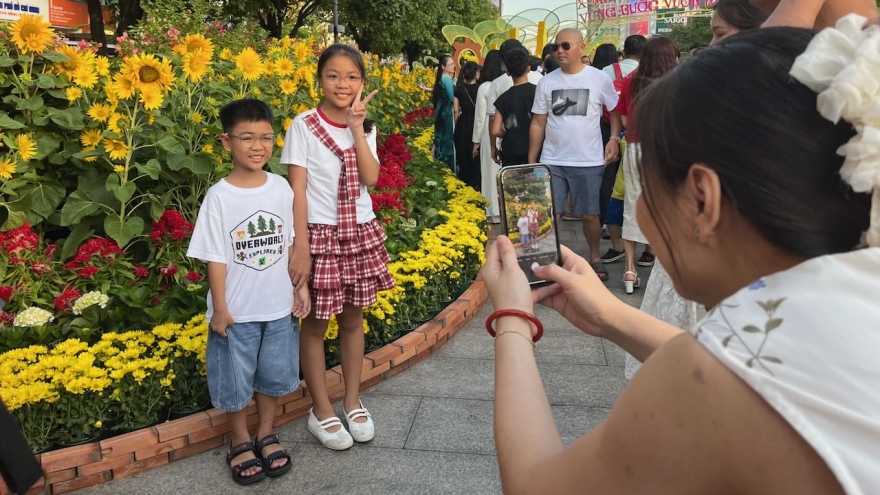 Các điểm vui chơi đón Xuân tại TP.HCM đông nghịt người