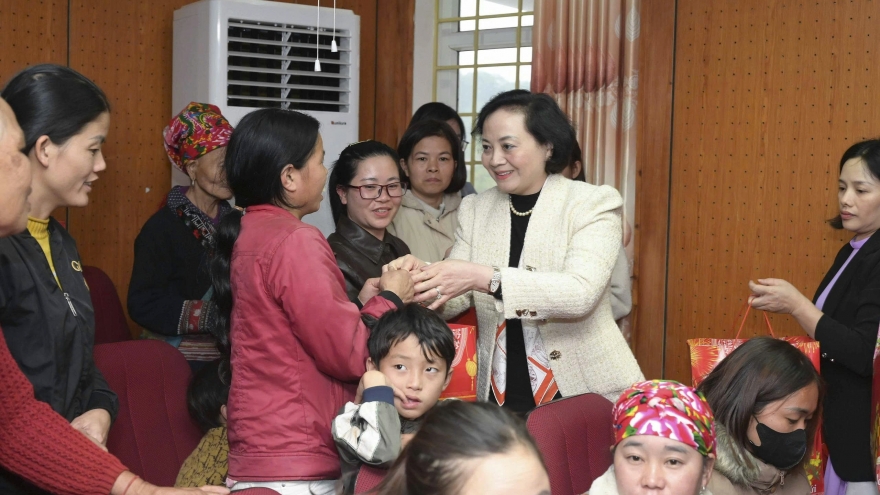 Phó Thủ tướng Phạm Thị Thanh Trà chúc Tết quân và dân vùng biên giới tỉnh Lào Cai