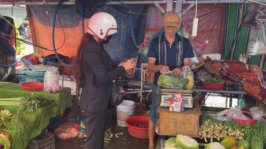 Chợ dân sinh, siêu thị tại TP.HCM mở bán, khách mua thưa thớt