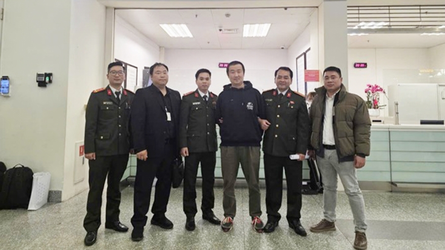 Hanoi police hand over internationally wanted Korean national