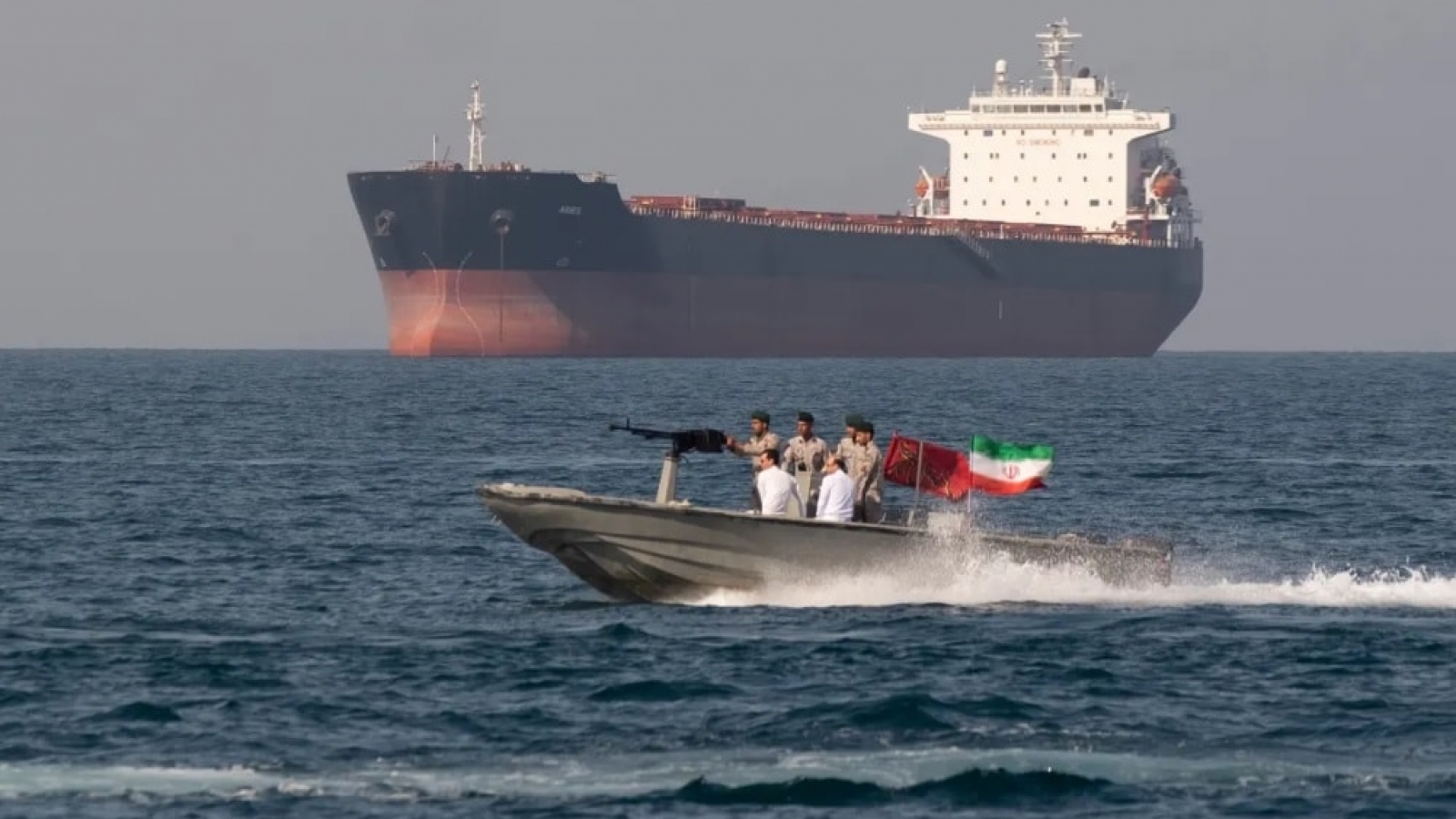 Iran lo nguy cơ đối đầu quân sự với Mỹ đang tăng lên