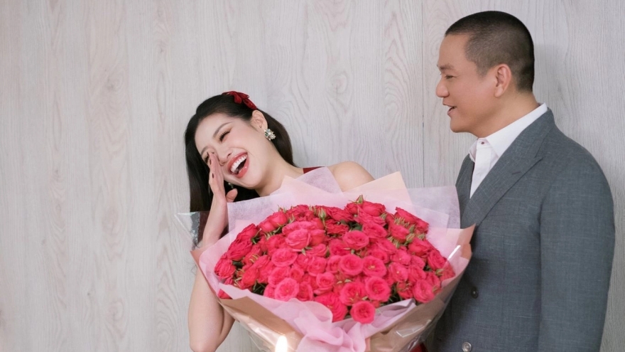 Sao Việt 26/2: Hoa hậu Khánh Vân khóc khi ông xã mừng sinh nhật