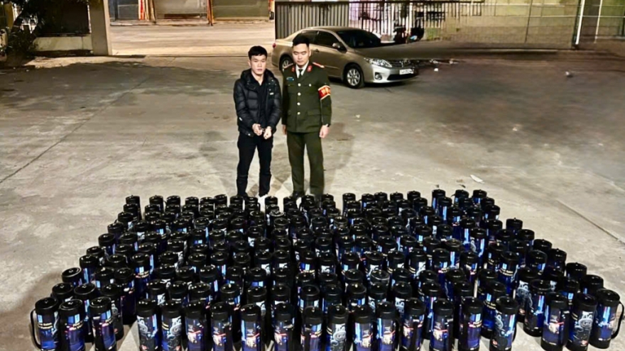 Bắt quả tang xe bán tải vận chuyển 200 bình “khí cười”