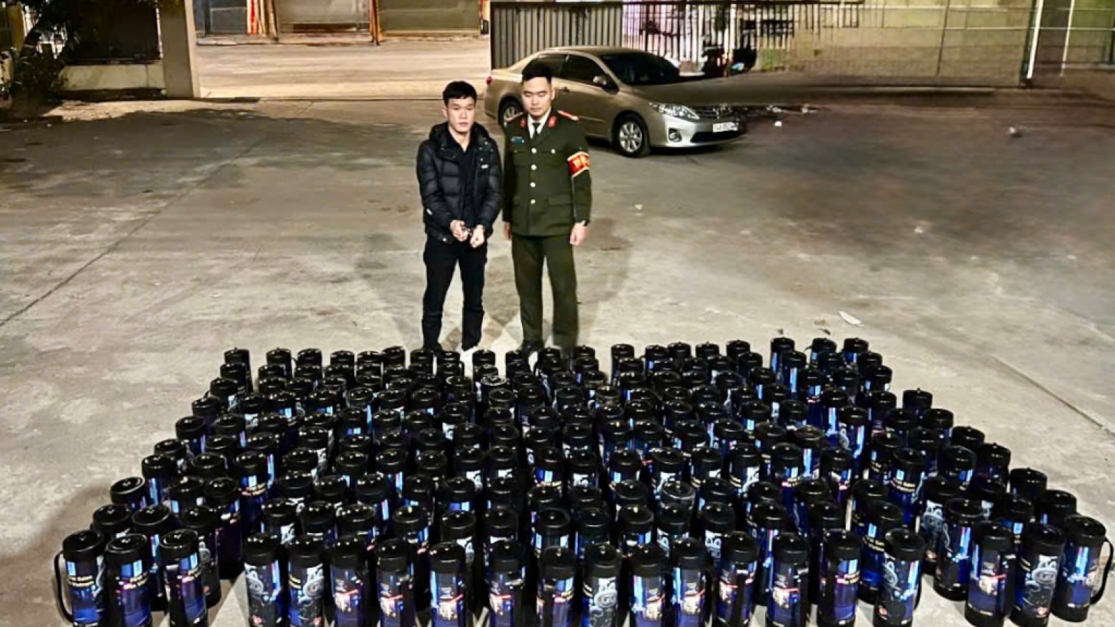 Bắt quả tang xe bán tải vận chuyển 200 bình “khí cười”