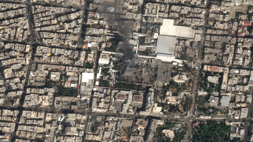 Ảnh vệ tinh: Khói bốc lên từ khu phức hợp của Lãnh tụ Tối cao Iran tại Tehran