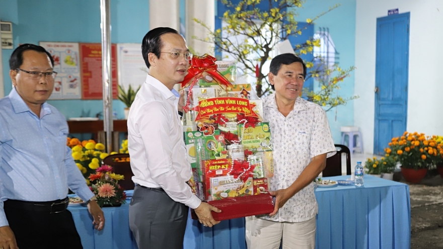 Lãnh đạo Vĩnh Long thăm cán bộ, đảng viên không được đón giao thừa tại gia đình