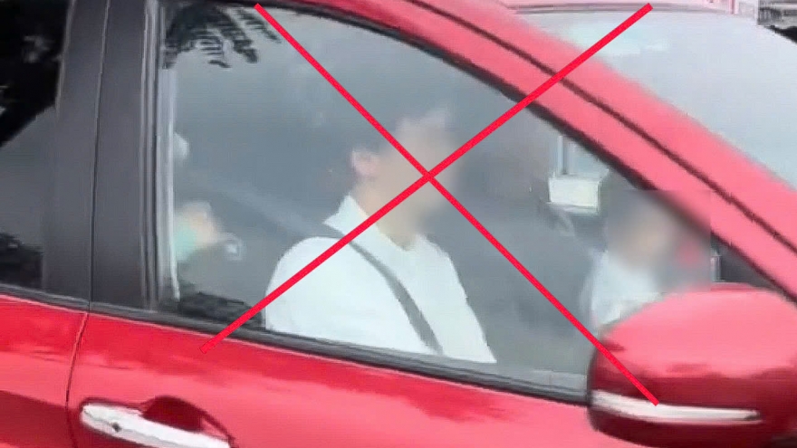 Công an Hà Nội xử phạt tài xế cho trẻ em ngồi cùng ghế lái khi đang điều khiển xe