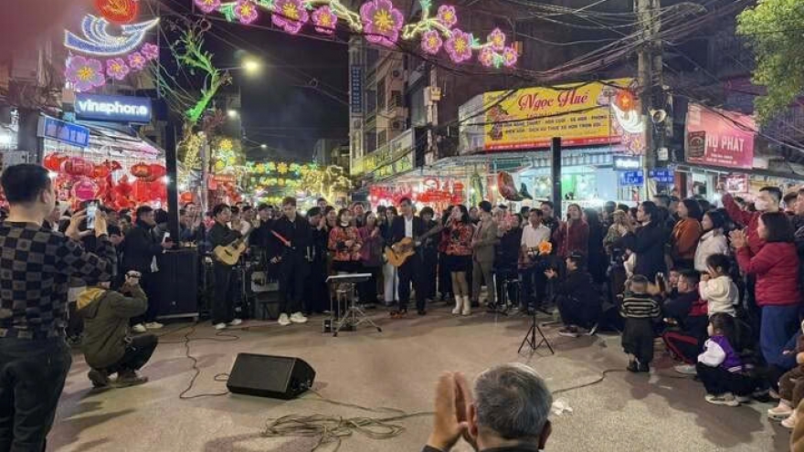 Bí thư Tỉnh uỷ Lạng Sơn chơi guitar, đệm hát ca khúc "Đôi bờ" ở phố đi bộ Kỳ Lừa