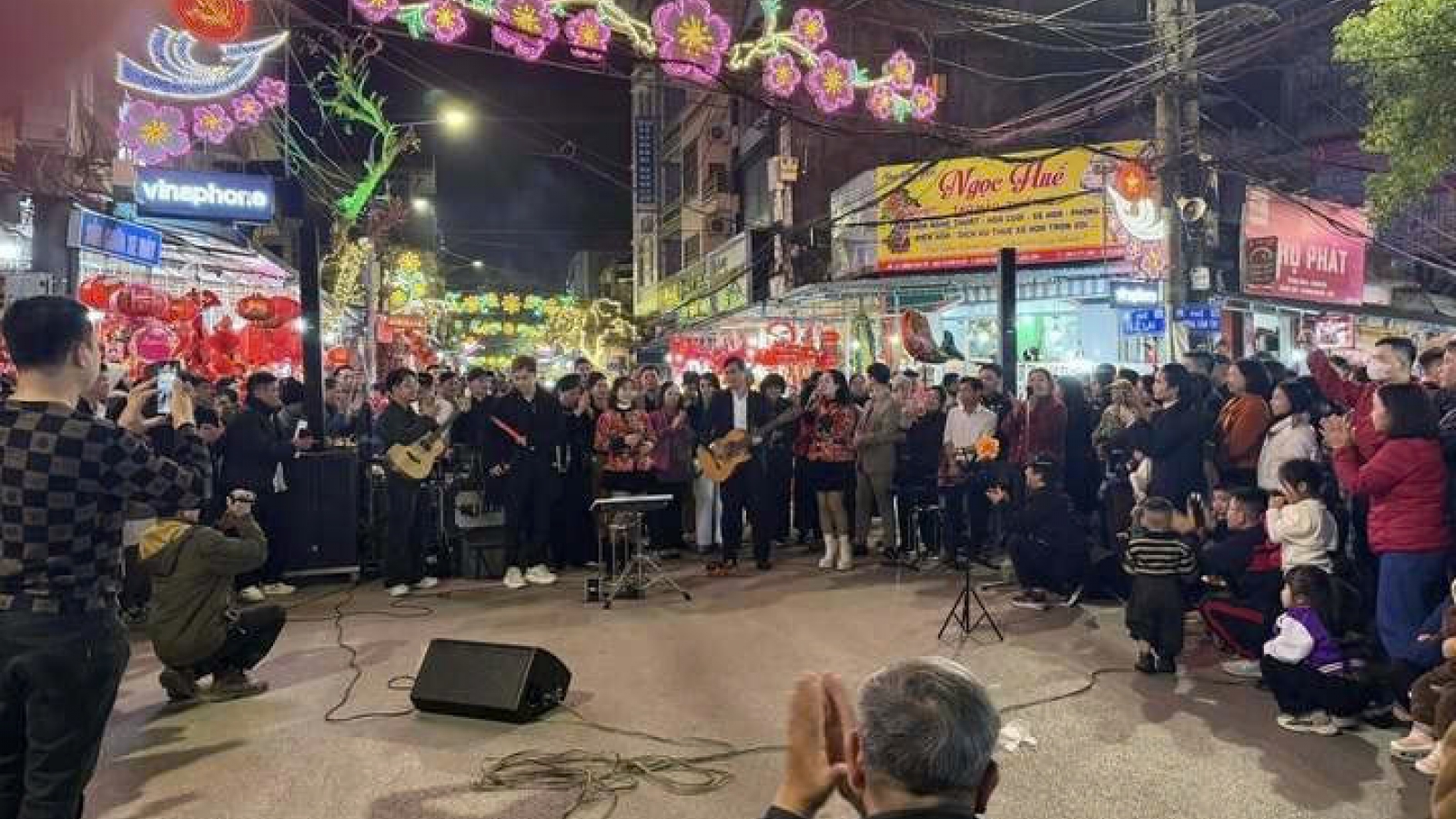 Bí thư Tỉnh uỷ Lạng Sơn chơi guitar, đệm hát ca khúc "Đôi bờ" ở phố đi bộ Kỳ Lừa