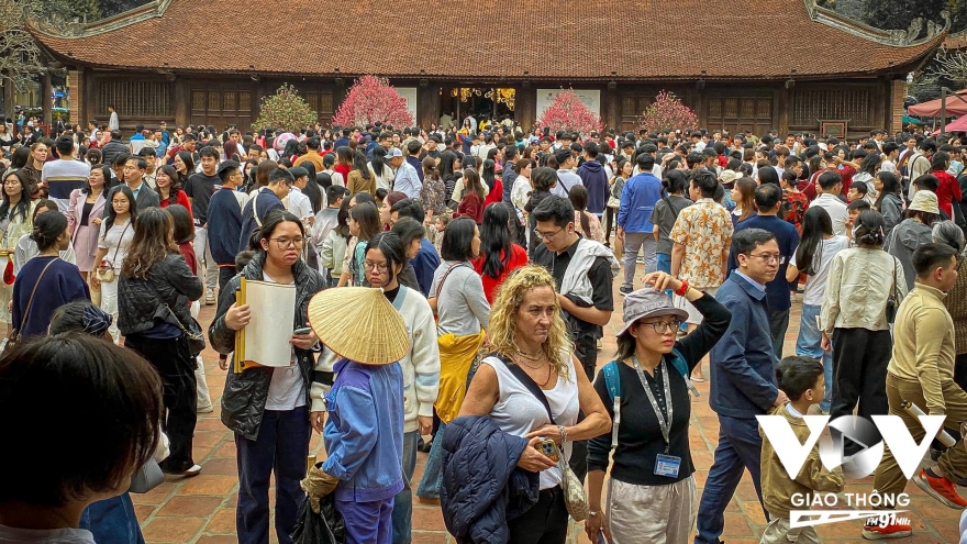 Tranh thủ giờ nghỉ, dân văn phòng nô nức đi lễ chùa đầu năm