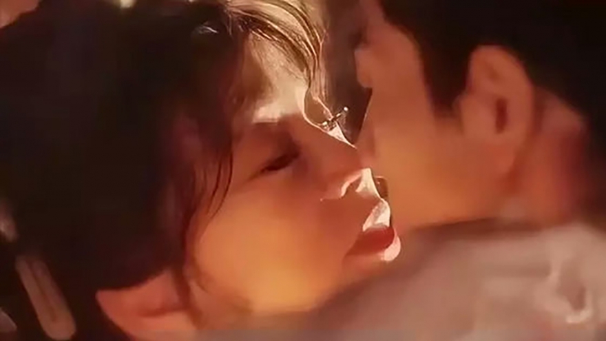 Cảnh hôn giữa Lưu Hiểu Khánh và bạn diễn trẻ hơn 30 tuổi gây tranh cãi gay gắt