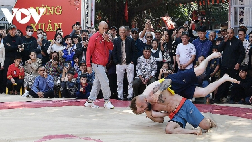 Foreign wrestlers compete at Mai Dong traditional wrestling festival