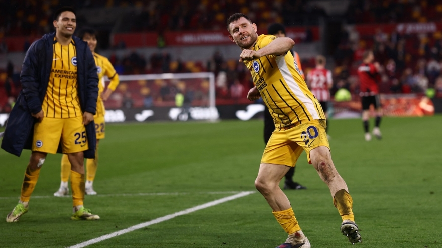 Tiền vệ 40 tuổi lập kỷ lục ở Ngoại hạng Anh