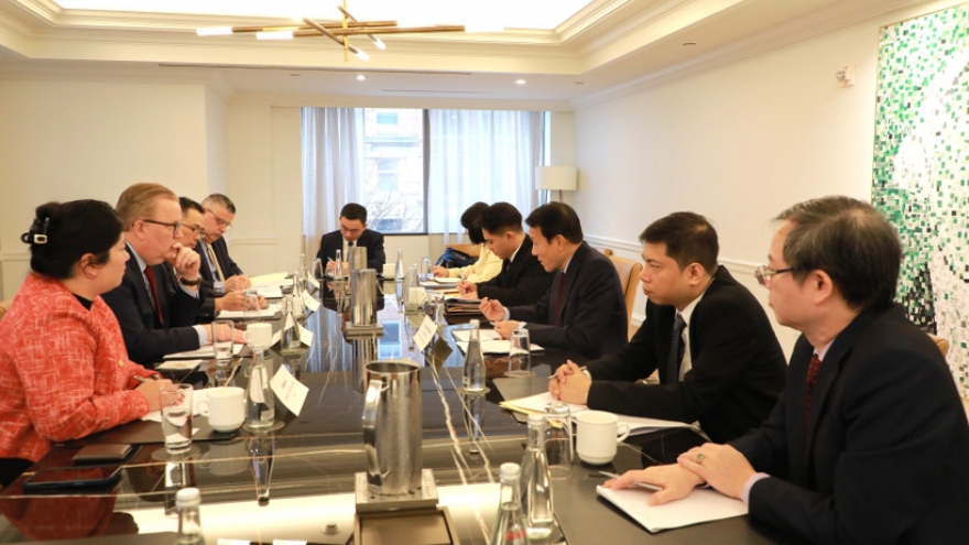 Minister calls on Amazon to scale up investment in Vietnam