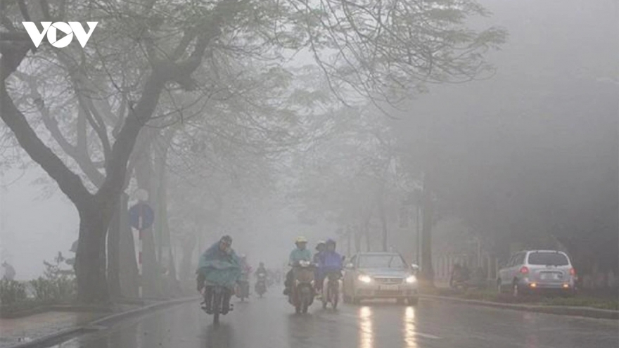 Miền Bắc bước vào cao điểm nồm ẩm, nhà cửa “đổ mồ hôi” trong tháng 3 và tháng 4