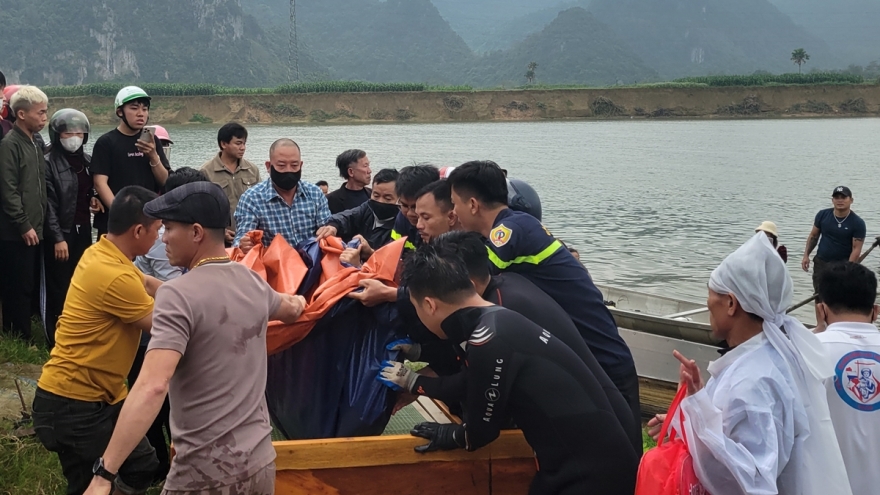 Tìm thấy thi thể 2 nạn nhân trong vụ lật thuyền trên sông Gianh