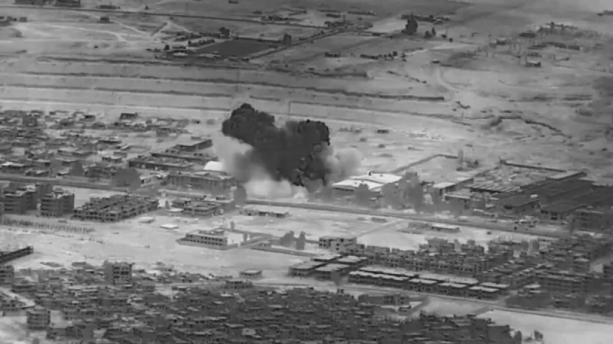 Mỹ tiến hành hàng loạt vụ không kích nhằm vào IS tại Syria