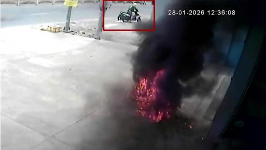 Mâu thuẫn cá nhân, ném "bom xăng" vào nhà dân để trả thù