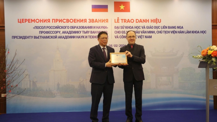 Russia confers Ambassador for Science and Education title on Vietnamese scientist