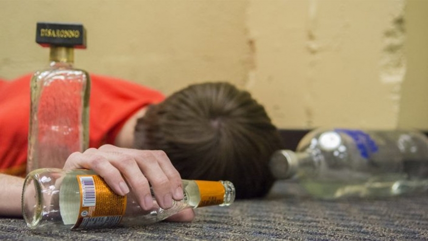 Lo ngại ngộ độc rượu bia dịp cuối năm do các bữa liên hoan triền miên