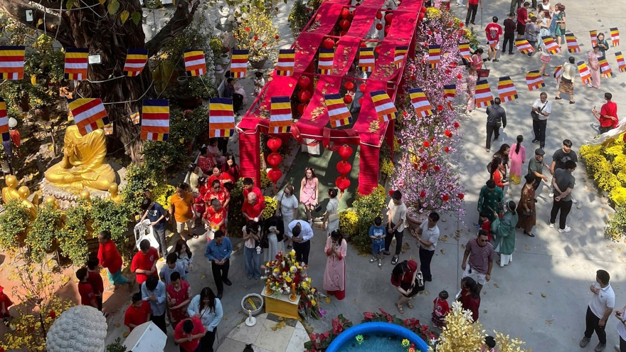 Người Việt tại Lào đi chùa lễ Phật, cầu bình an năm mới