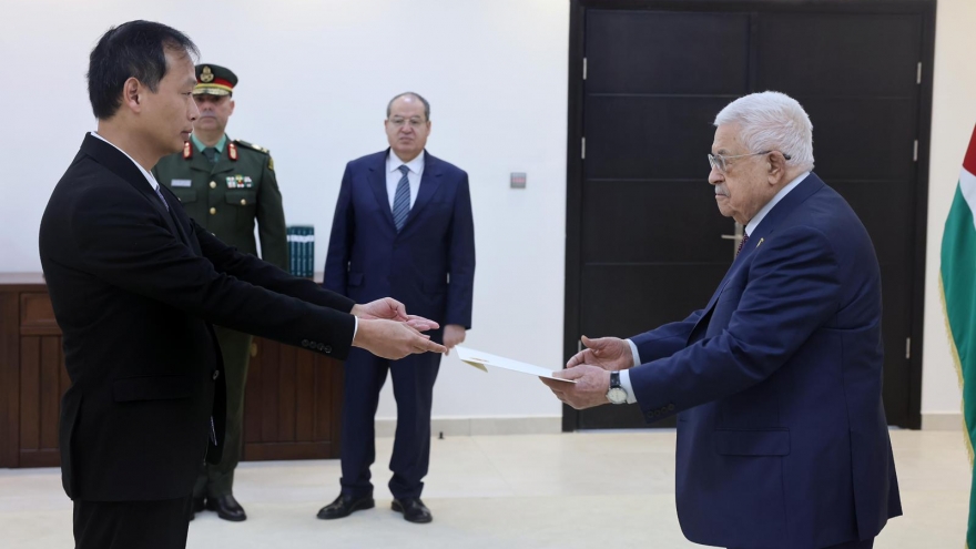 Đại sứ Nguyễn Nam Dương trình Thư ủy nhiệm lên Tổng thống Palestine
